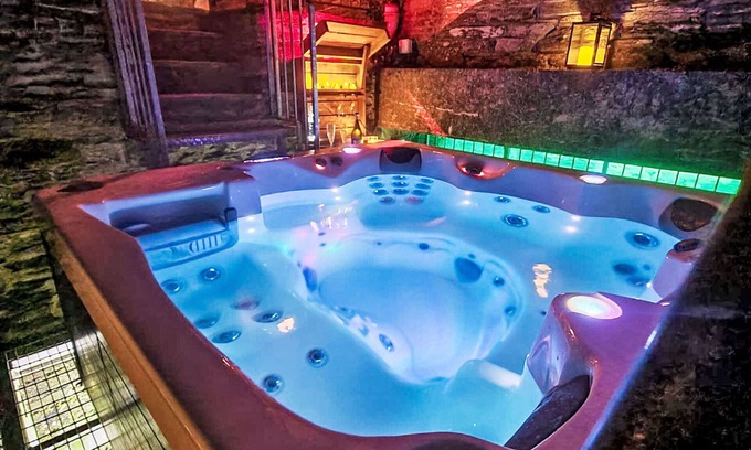 Fivelanes House | Beautiful private villa for 4 guests with WIFI, hot tub, TV, patio and pets allowed