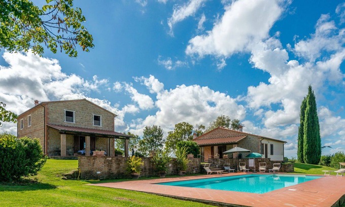 Manciano Villa | Beautiful private villa with private pool, WIFI, TV, terrace, pets allowed, panoramic view, parking