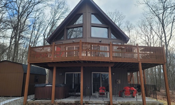Bushkill Ski Chalet | Beautiful remodeled property Mt. Top view scenic stream in back on a cul de sac.