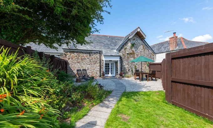 Saltash Cottage | Beautiful, romantic 4* cottage in rural setting with Country Club membership.n