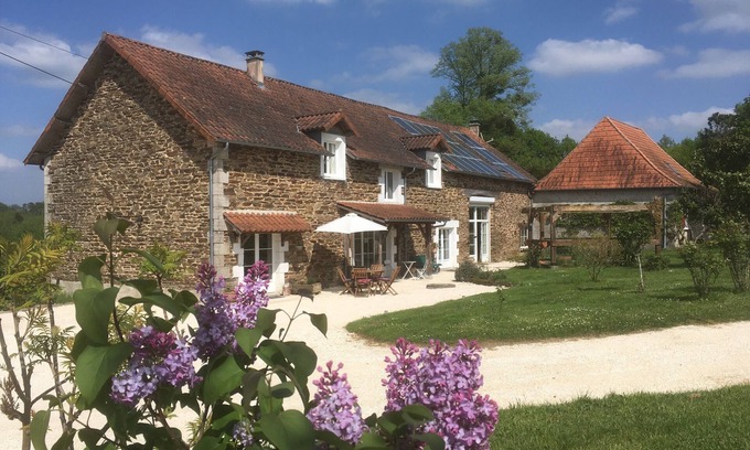 Chalais Bed & Breakfast | Beautiful room (3/4) in the old farm
