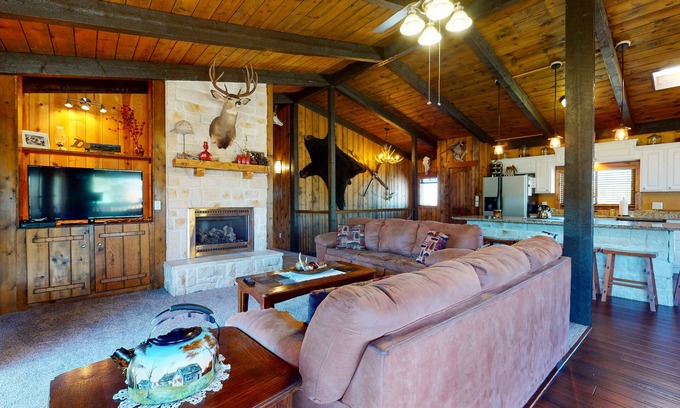 Ponderosa Pines Cabin | Beautiful South Fork home w/private deck & hot tub, full kitchen, and free WiFi