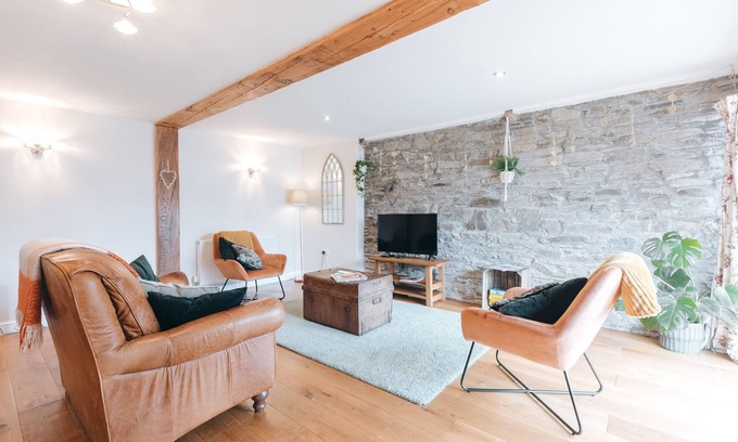 Newcastle-on-Clun House | Beautiful, spacious and unique barn in the heart of the Shropshire countryside