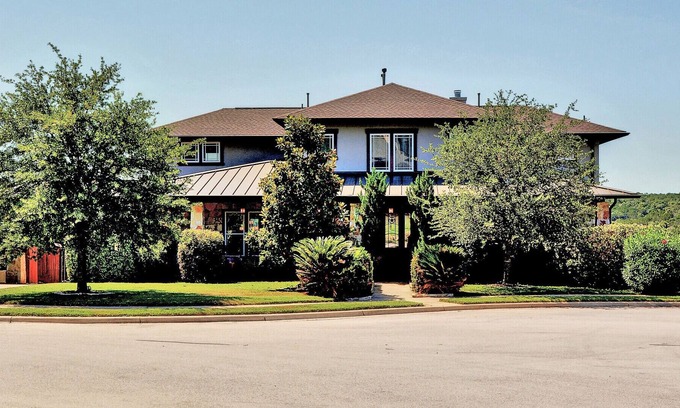 The Reserve At Twin Creeks House | Beautiful, Spacious Custom Home 30 min to Austin Downtown, 10 min to Lake Travis