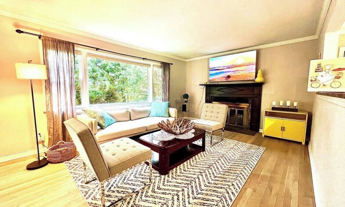 Stamford House | Beautiful & Spacious home in Downtown Stamford CT! 40 min to NYC!