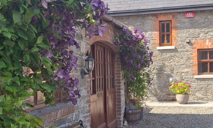 Mansfieldstown Cottage | Beautiful stone cottage in a quiet country setting close to beach