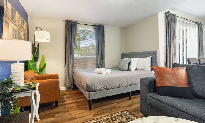 University Hills and Windsor Park Apartment | Beautiful Studio in University Hills 7838