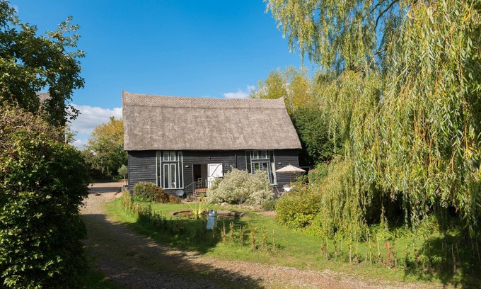 Stowmarket Cottage | Beautiful – Stylish – Rural – Elegant: Deepwell Granary is a romantic getaway.