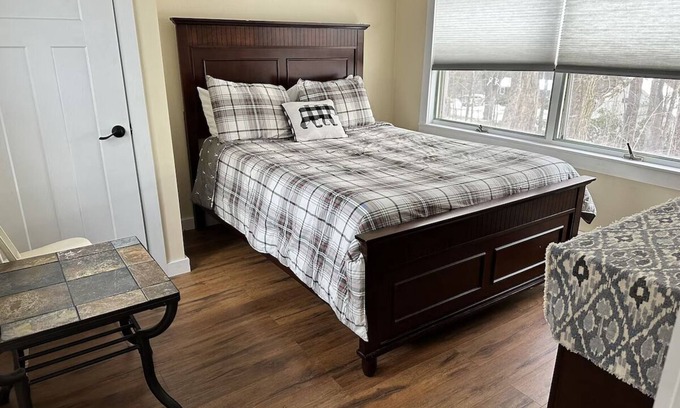 Schroon Lake Hotel | Beautiful two bedroom cabin with full kitchen and outdoor space