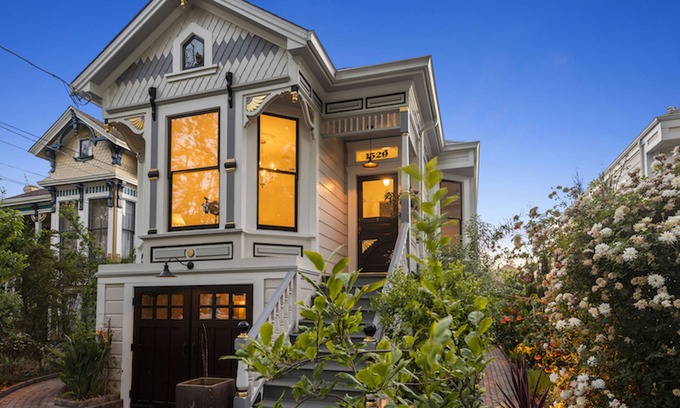 West Alameda House | Beautiful upper level 2b/2b flat in 1885 Queen Anne Cottage in Alameda