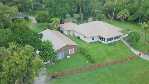 Okeechobee House | Beautiful Vacation Home Across From Lake Okeechobee