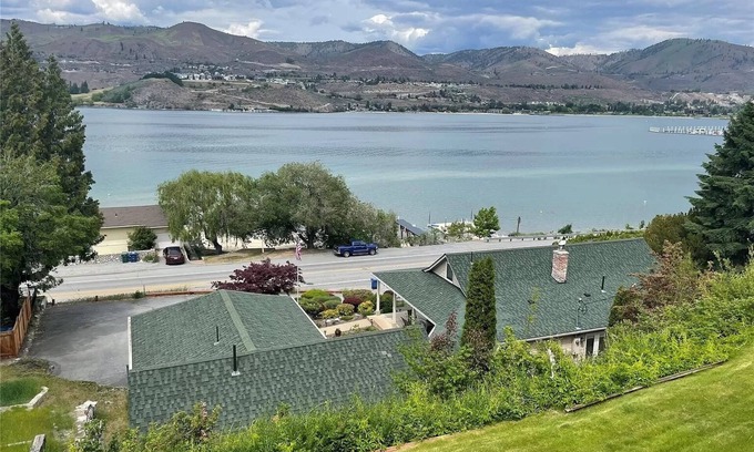 Chelan Condo | Beautiful views of Lake Chelan, scenic getaway close to downtown and Slidewaters