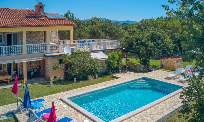 Marceljani House | Beautiful villa for 12 guests with WIFI, A/C, private pool, TV and terrace