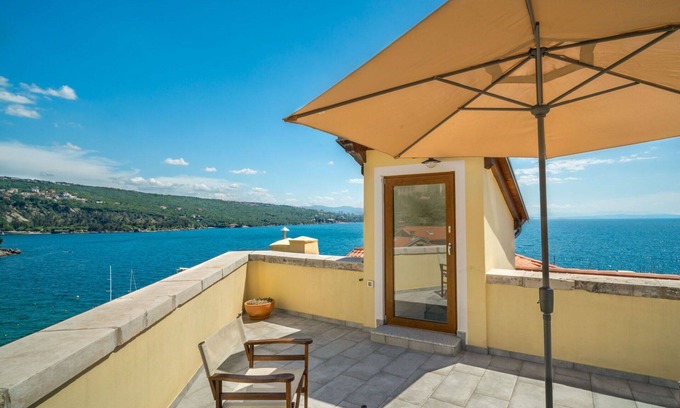 Volosko Villa | Beautiful villa for 4 people with WIFI, A/C, TV, terrace and parking