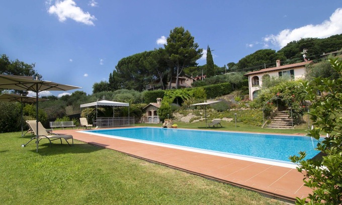 Magione Villa | Beautiful villa for 4 people with private pool, hot tub, A/C, WIFI, TV, patio and parking