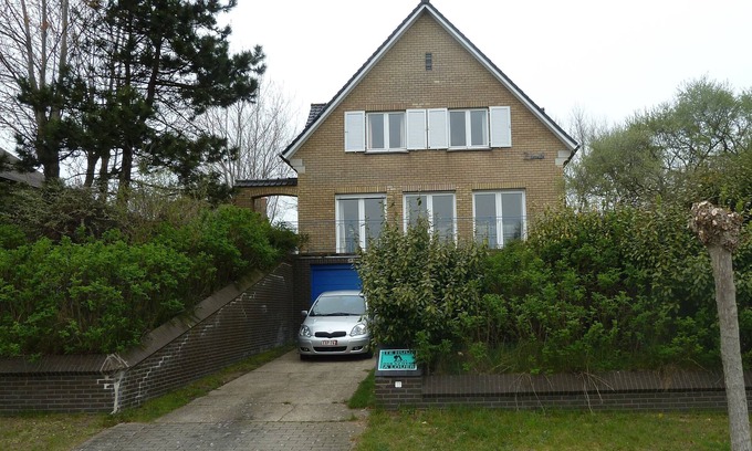 Oostduinkerke-Bad Villa | Beautiful villa in a quiet environment close to the beach