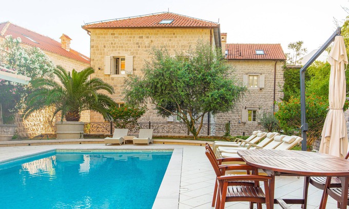 Ljuta Villa | Beautiful Villa on seaside with luxury apartments and rooms. Breathtaking!