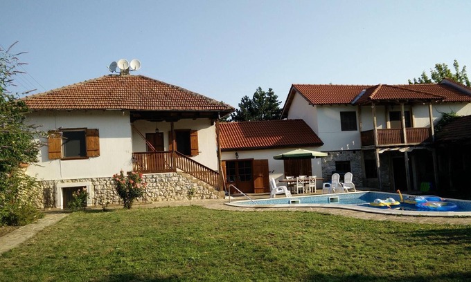 Suhindol Villa | Beautiful villa with pool in Gorsko Kosovo