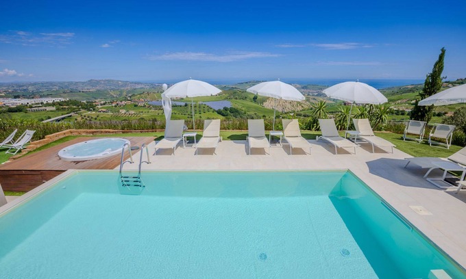 Atri Villa | Beautiful villa with pool, SPA and panoramic sea views, just 10 minutes from the beaches of Pineto
