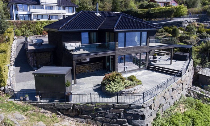 Søndre Fyllingen Villa | Beautiful villa with sea view, Jacuzzi and only 10 min from Bergen center