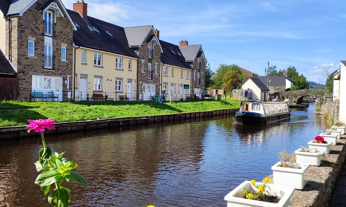 Brecon Cottage | Beautiful waterfront cottage with stunning views