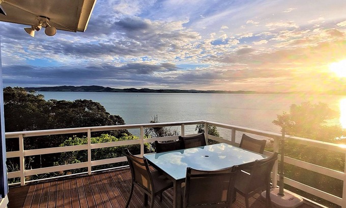 Tamaterau House | Beautiful waterfront views + so handy to town
