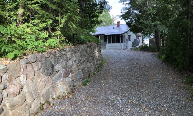 Cardiff Cottage | Beautiful waterfront rustic cottage