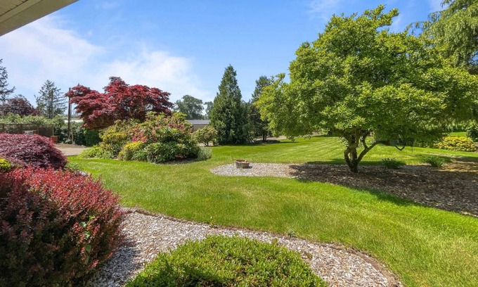 Tillamook House | Beautifully Manicured Acres, Pet Friendly, Huge Deck w/Cover and Fire-Piet, BBQ, Near Wilson River