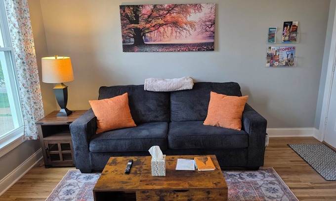 Topeka Apartment | Beautifully Renovated 1 Bed, 1 Bath, Pet-Friendly Apt, 2 Blks From State Capitol
