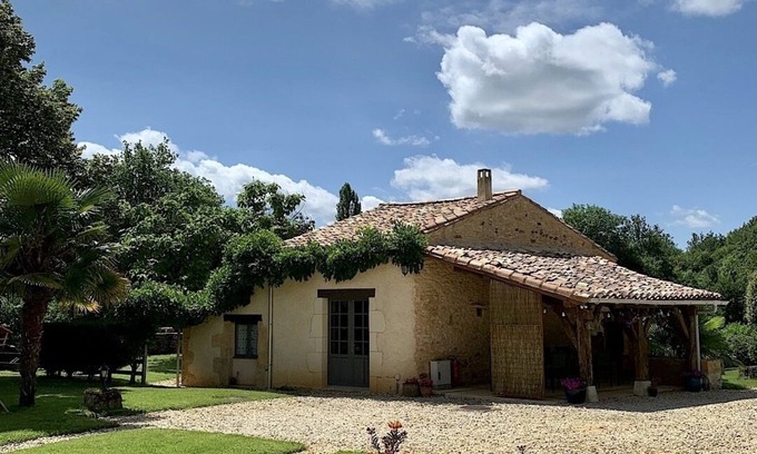 Biron Cottage | Beautifully restored farmhouse with pool and private garden in the the Dordogne