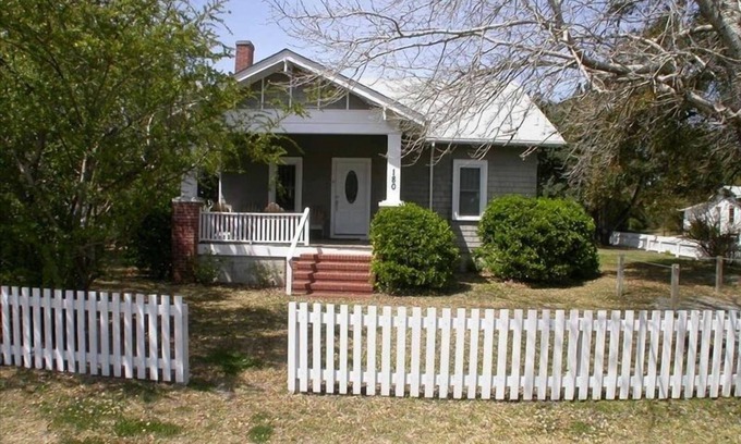 Ocracoke House | Beautifully Restored Island Home Nestled Among Live Oaks