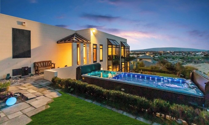 Te Awamutu House | Beauty with Panoramic Views of Mount Pirongia