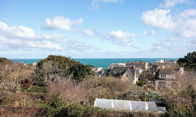Saint-Quay-Portrieux Bed & Breakfast | Bed and breakfast 'Fusains 5 Petit-déjeuner Vue Mer' with Sea View, Shared Garden and Wi-Fi