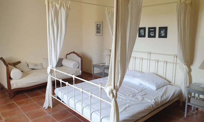 Conne-de-Labarde Bed & Breakfast | Bed and Breakfast "La Pierre