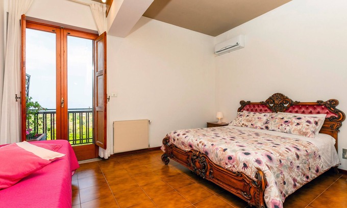 Aci Sant'Antonio Bed & Breakfast | Bed and Breakfast 'Carolea - Coratina' with Shared Pool, Wi-Fi and Air Conditioning