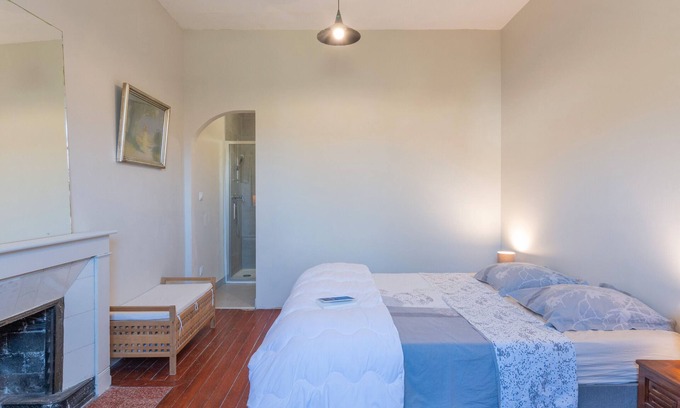 Le Teil Bed & Breakfast | Bed and Breakfast 'Chambre Spacieuse' with Shared Terrace, Shared Garden and Wi-Fi
