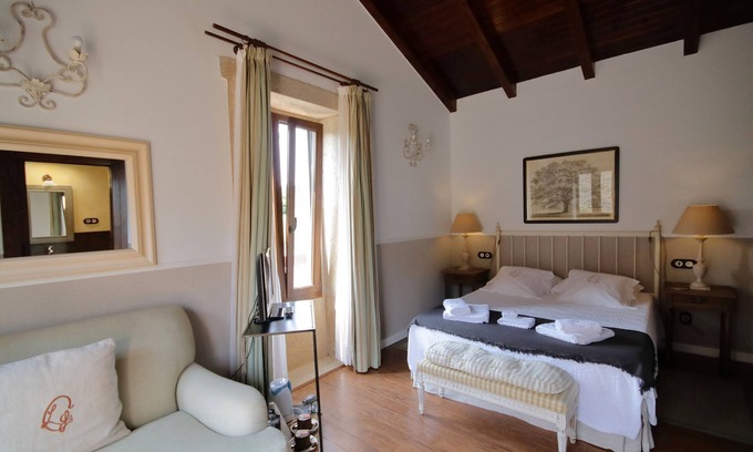 Camarinas Bed & Breakfast | Bed and Breakfast 'Cormorán' with Private Garden and Wi-Fi