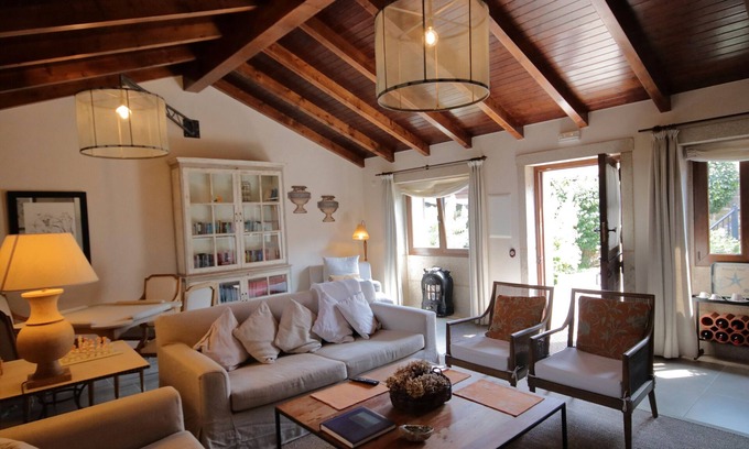 Camarinas Bed & Breakfast | Bed and Breakfast 'Flamenco' with Private Garden and Wi-Fi