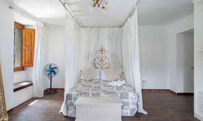 Seiano Bed & Breakfast | Bed and Breakfast 'Camera Seiano In Villa Vista Mare' with Shared Terrace and Wi-Fi