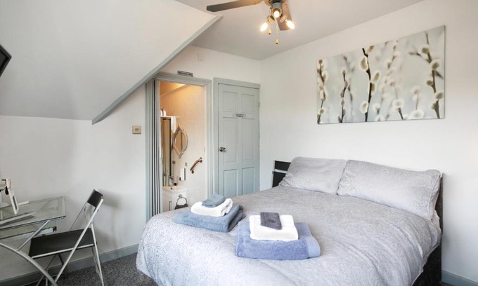 Newark Bed & Breakfast | BED AT BOWBRIDGE Double Room
