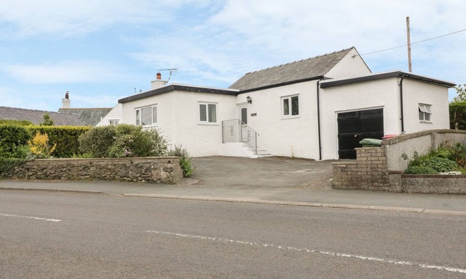 Amlwch Cottage | BEDLINOG, pet friendly, with a garden in Amlwch