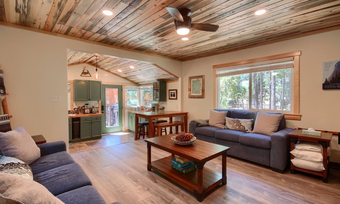 North Wawona House | Beetlebark Bungalow- Inside Yosemite w/hot tub & EV charging cable