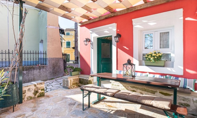 Chlomos House | Bekiris Traditional Inn Country House with Private Terrace, Air Conditioning & Wi-Fi