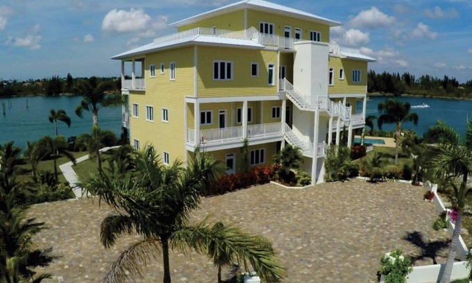 Bell Channel Bay Apartment | Bell Channel Bay waterfront condo with Dock Space