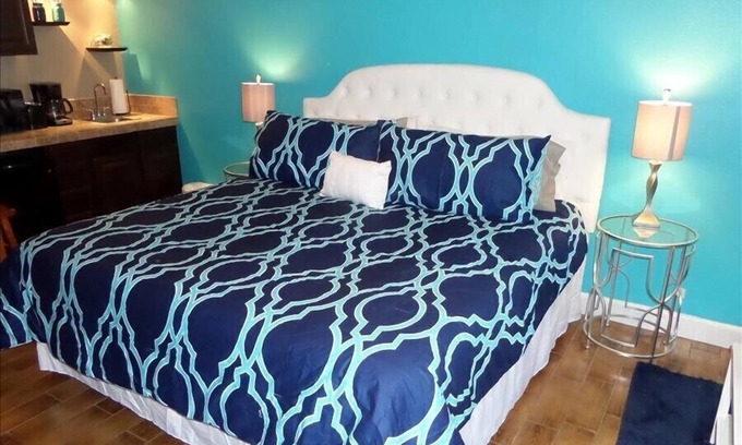 Eureka Springs Historic District Apartment | Bella Paradiso Condo 6 - King Studio with Kitchenette - Walk to Downtown, Free P
