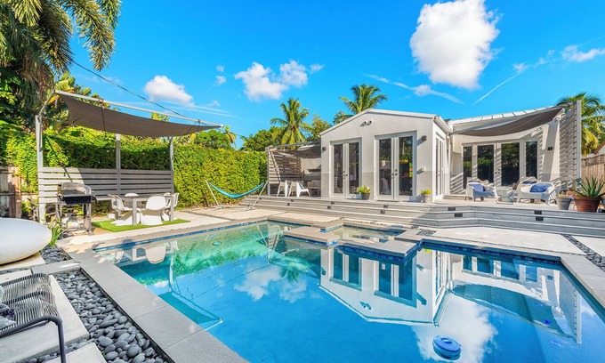 Bayside Historic District House | Belle Bungalow: A Cozy Retreat with Vintage Charm in gated community and pool