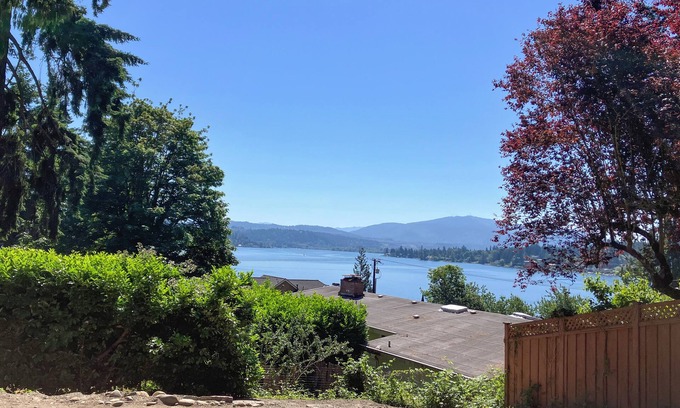 East Lake Hills House | Bellevue Convenient 1 BR Lakeview House Upper Level