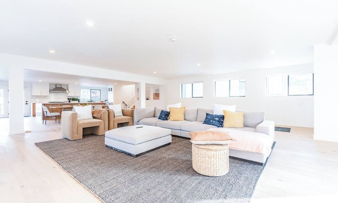 Northeast Bellevue House | Bellevue Oasis with 6 BR Haven & Pool!