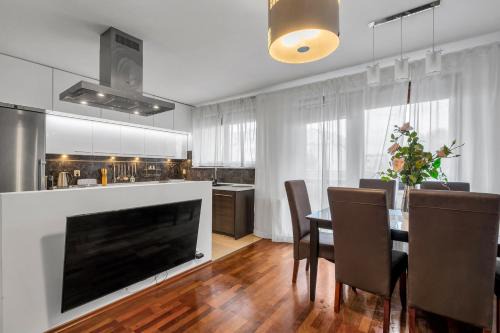 Gorce Apartment | Bemowo Business Apt - 62m2, Parking, Metro & Park Nearby - by Rentujemy