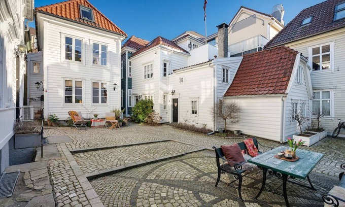 Bergen City Centre House | Bergen Gem Straight Out of History - Built in 1750